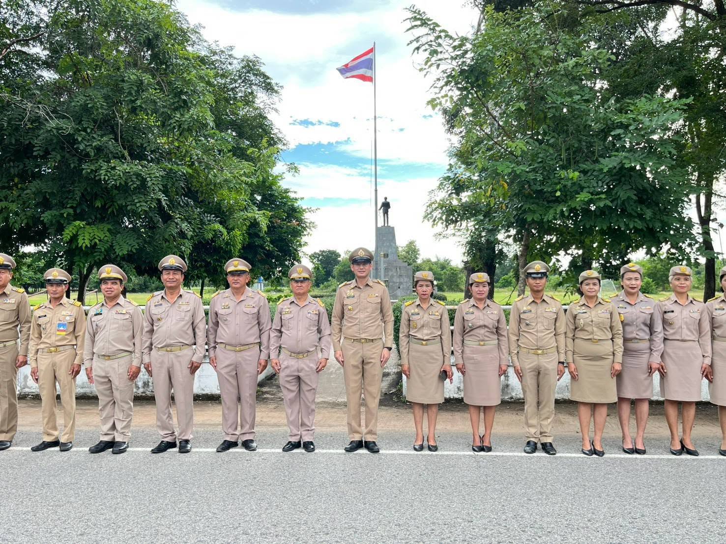 📢 “พช.ยางสีสุราช จังหวัดมหาสารคาม” ร่วมกิจกรรมเคารพธงชาติและร้องเพลงชาติไทย เนื่องในวันพระราชทานธงชาติไทย ประจำปี 2569